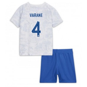 Frankrike Raphael Varane #4 babykläder Bortatröja barn VM 2022 Korta ärmar (+ Korta byxor)